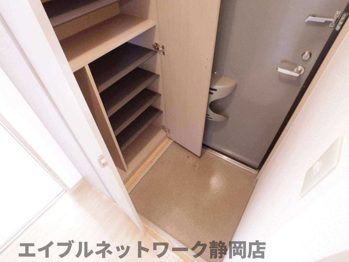 静岡県静岡市葵区沓谷5丁目(アパート)の賃貸物件の玄関