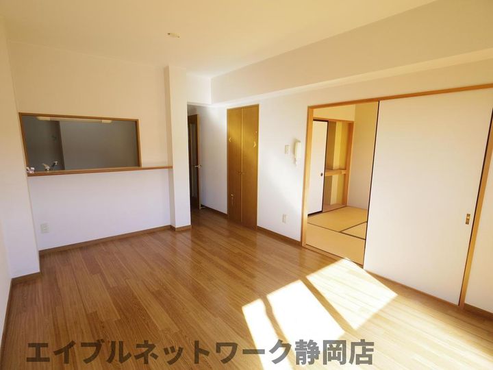 静岡県静岡市葵区上足洗1丁目(マンション)の賃貸物件の居間