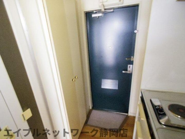 静岡県静岡市葵区沓谷1丁目(アパート)の賃貸物件の玄関