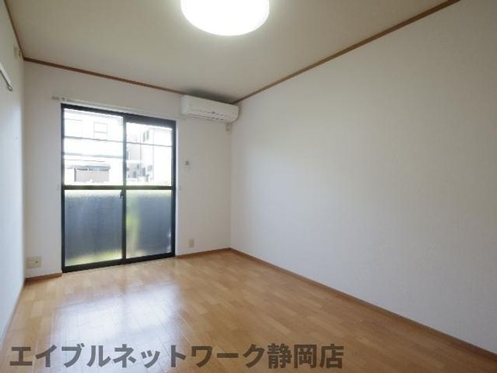 静岡県静岡市葵区上足洗2丁目(アパート)の賃貸物件の居間