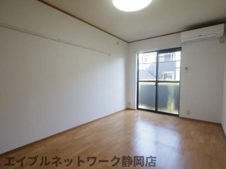 静岡県静岡市葵区上足洗2丁目(アパート)の賃貸物件の居間