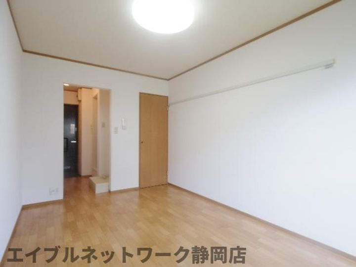 静岡県静岡市葵区上足洗2丁目(アパート)の賃貸物件の居間