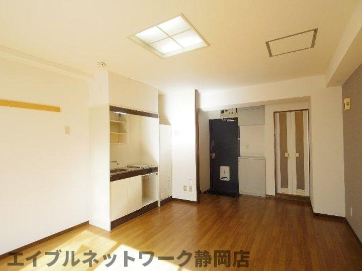 静岡県静岡市葵区鷹匠1丁目(マンション)の賃貸物件の居間