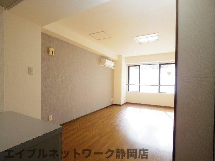 静岡県静岡市葵区鷹匠1丁目(マンション)の賃貸物件の居間