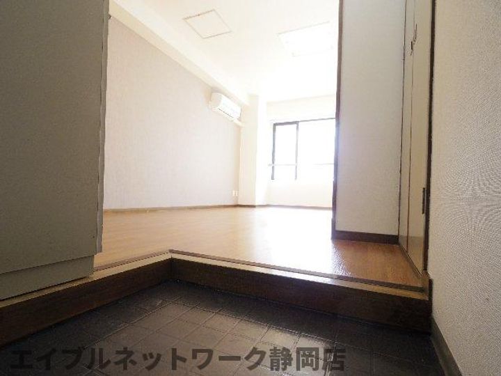 静岡県静岡市葵区鷹匠1丁目(マンション)の賃貸物件の居間
