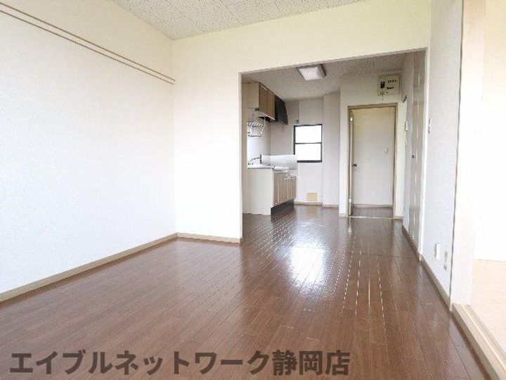 静岡県静岡市葵区古庄5丁目(アパート)の賃貸物件の居間