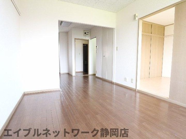 静岡県静岡市葵区古庄5丁目(アパート)の賃貸物件の居間