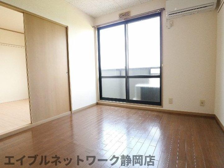 静岡県静岡市葵区古庄5丁目(アパート)の賃貸物件の居間