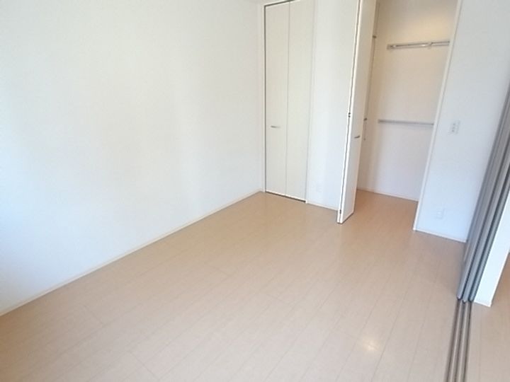 コージーコート八木 D棟の居間