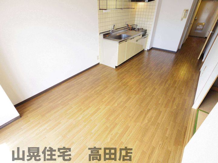 奈良県大和高田市西三倉堂1丁目(マンション)の賃貸物件の居間