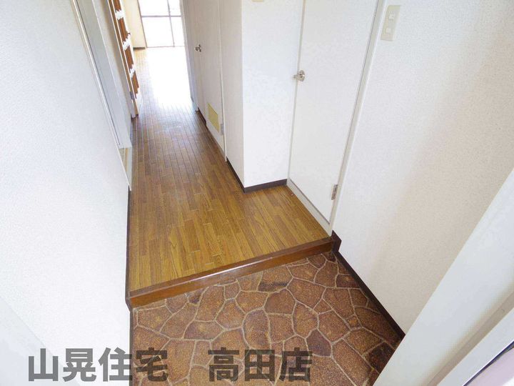 奈良県大和高田市西三倉堂1丁目(マンション)の賃貸物件の玄関