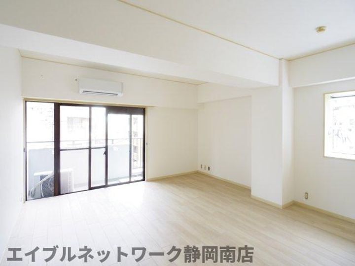 クレセントコート静岡204の居間