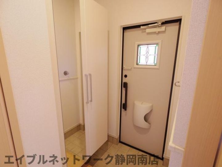 静岡県静岡市駿河区小鹿(アパート)の賃貸物件の玄関