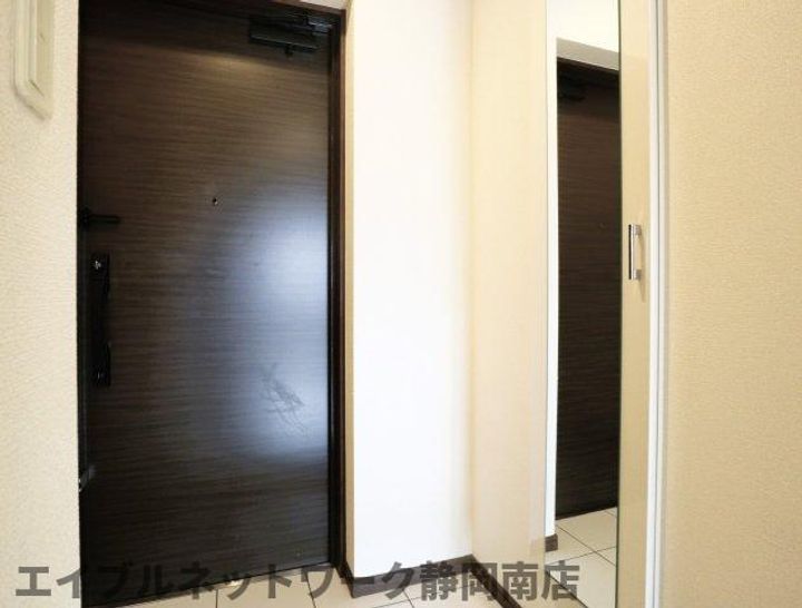 エミュアール301の玄関