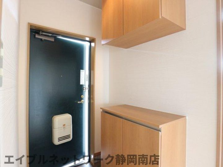 リバーストン宮竹306の玄関