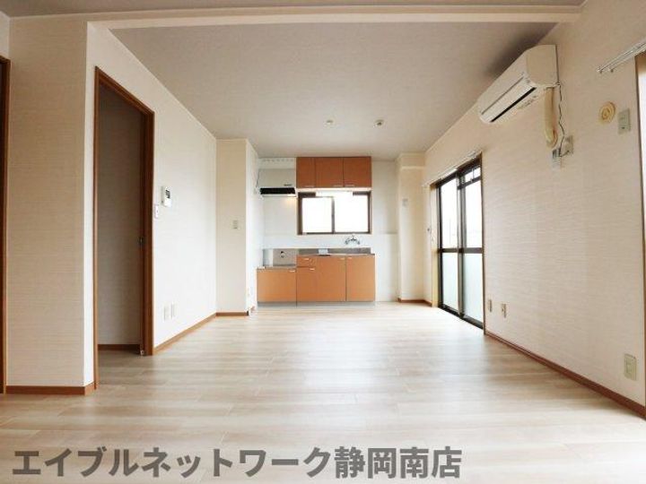 リバーストン宮竹306の居間