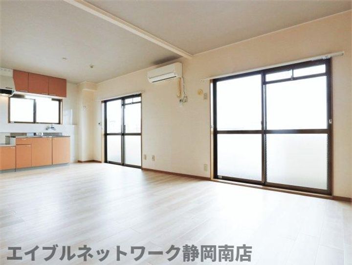 リバーストン宮竹306の居間