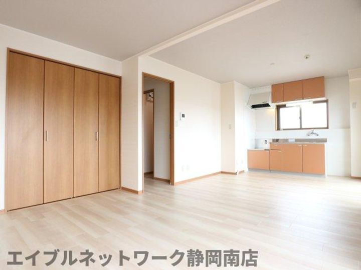リバーストン宮竹306の居間