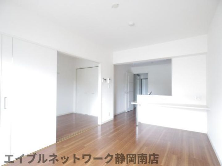 静岡県藤枝市上青島(マンション)の賃貸物件301の居間