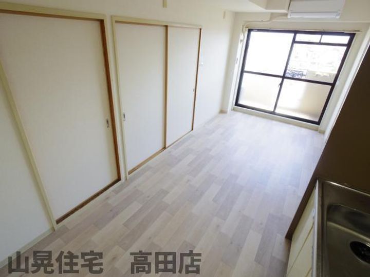 奈良県大和高田市神楽3丁目(マンション)の賃貸物件の居間