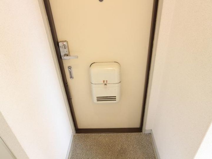 奈良県生駒郡斑鳩町目安北2丁目(アパート)の賃貸物件の玄関