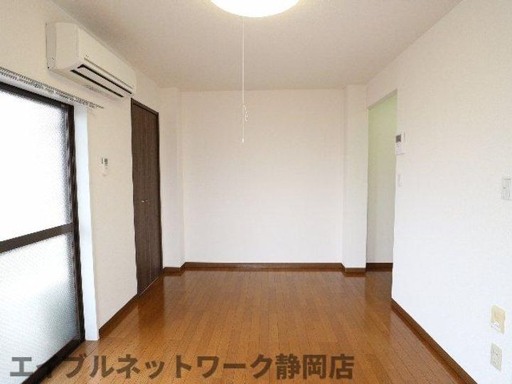 静岡県静岡市葵区上土1丁目(マンション)の賃貸物件の居間