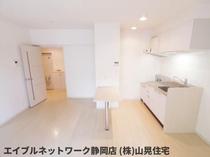 静岡県静岡市葵区大岩3丁目(マンション)の賃貸物件の居間