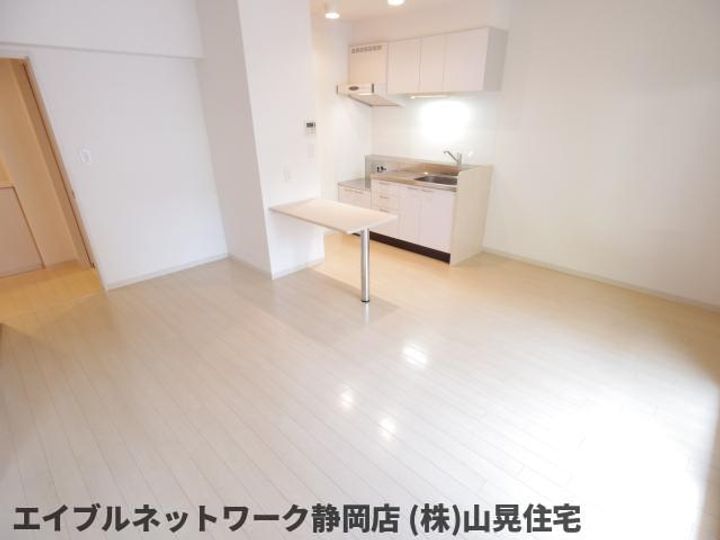 静岡県静岡市葵区大岩3丁目(マンション)の賃貸物件の居間