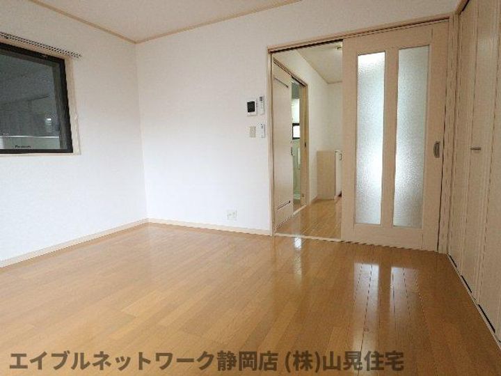 静岡県静岡市葵区大岩4丁目(アパート)の賃貸物件の居間