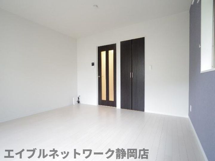 静岡県静岡市葵区音羽町(マンション)の賃貸物件の居間