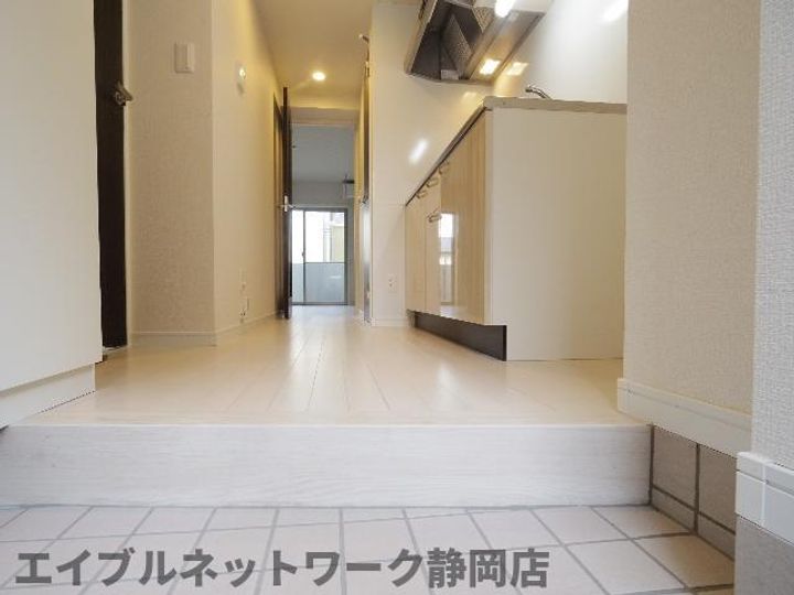 静岡県静岡市葵区音羽町(マンション)の賃貸物件の玄関