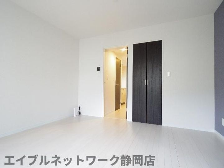 静岡県静岡市葵区音羽町(マンション)の賃貸物件の居間