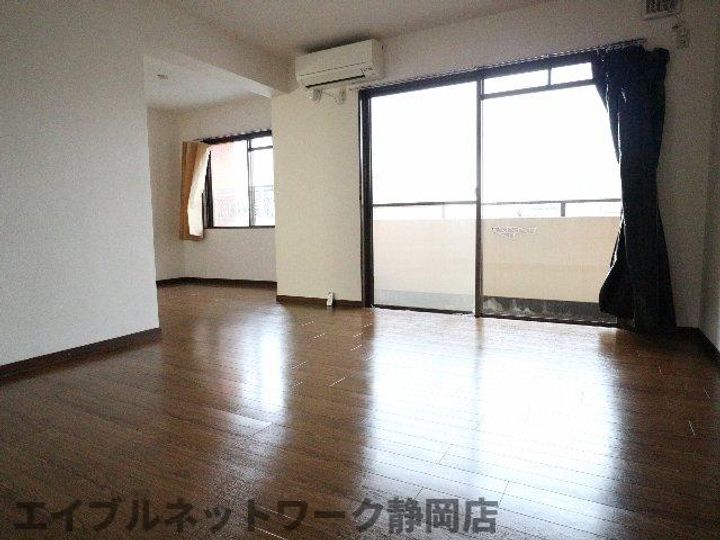 静岡県静岡市葵区音羽町(マンション)の賃貸物件の居間