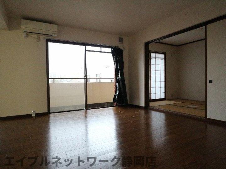 静岡県静岡市葵区音羽町(マンション)の賃貸物件の居間