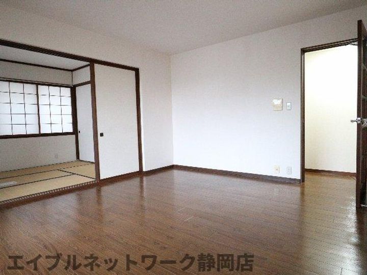 静岡県静岡市葵区音羽町(マンション)の賃貸物件の居間