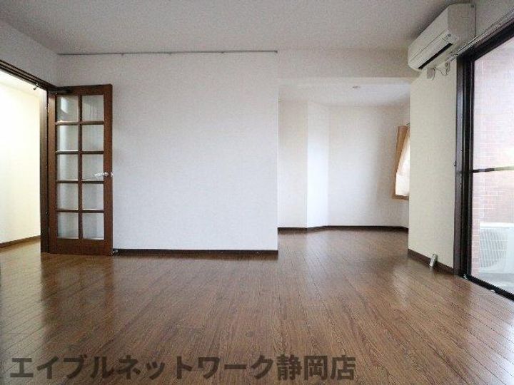 静岡県静岡市葵区音羽町(マンション)の賃貸物件の居間