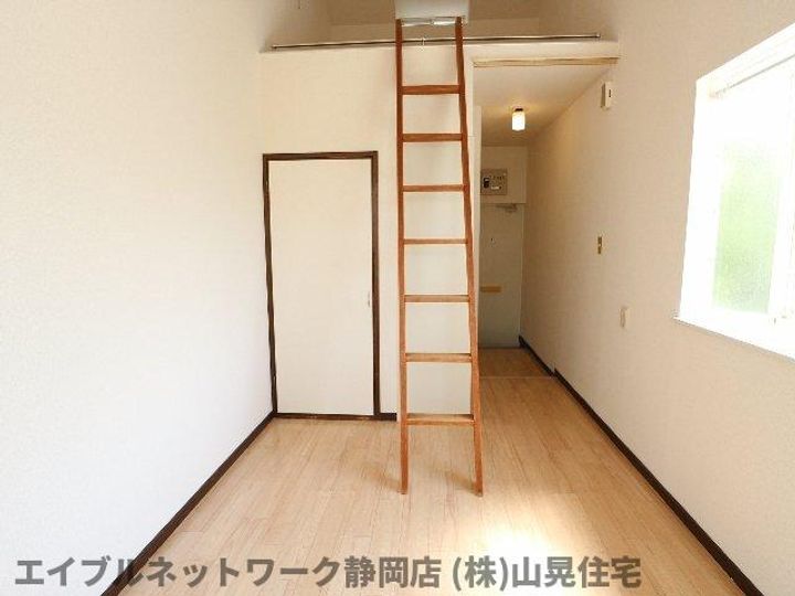 静岡県静岡市葵区音羽町(アパート)の賃貸物件の居間