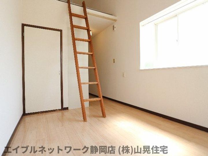 静岡県静岡市葵区音羽町(アパート)の賃貸物件の居間
