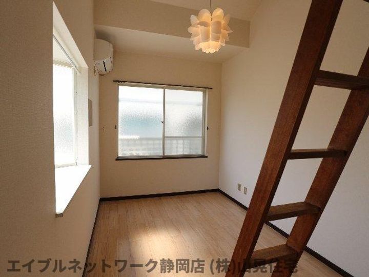 静岡県静岡市葵区音羽町(アパート)の賃貸物件の居間