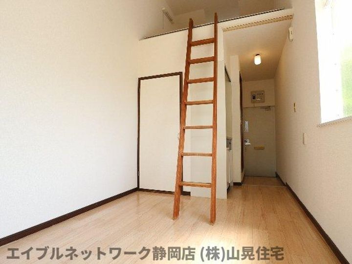 静岡県静岡市葵区音羽町(アパート)の賃貸物件の居間
