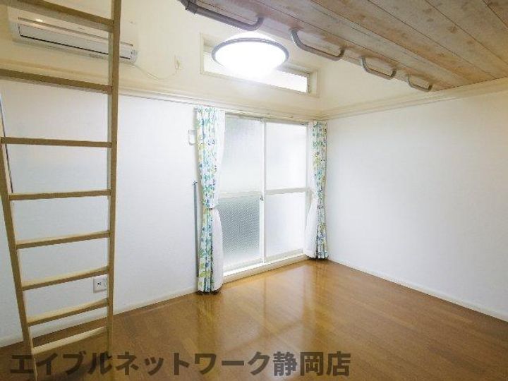 静岡県静岡市葵区籠上(アパート)の賃貸物件の居間