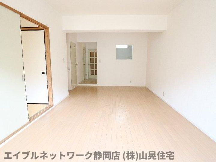 静岡県静岡市葵区上足洗1丁目(マンション)の賃貸物件の居間