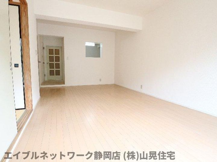 静岡県静岡市葵区上足洗1丁目(マンション)の賃貸物件の居間