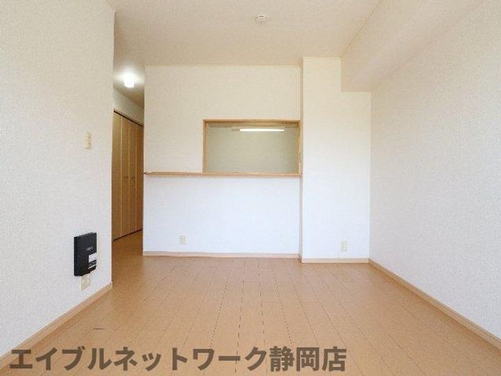 静岡県静岡市葵区上足洗4丁目(アパート)の賃貸物件の居間