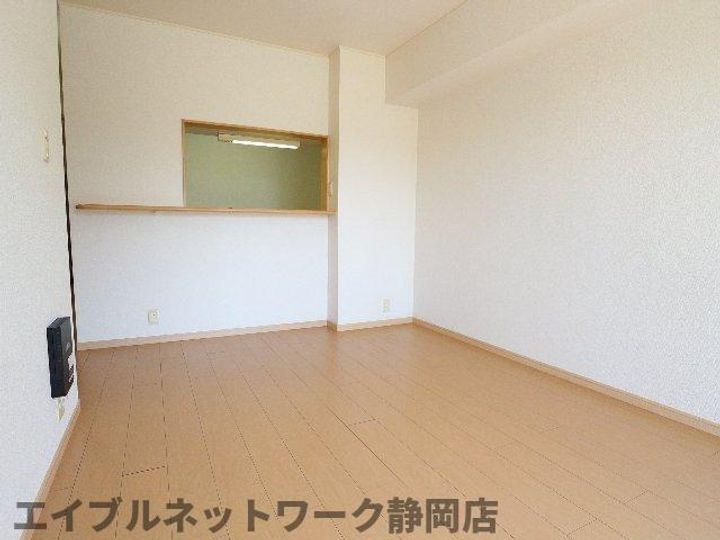 静岡県静岡市葵区上足洗4丁目(アパート)の賃貸物件の居間