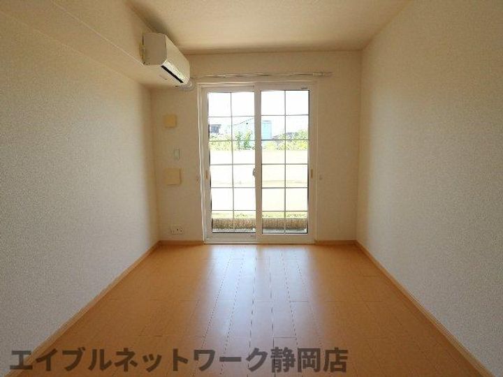 静岡県静岡市葵区上足洗4丁目(アパート)の賃貸物件の居間