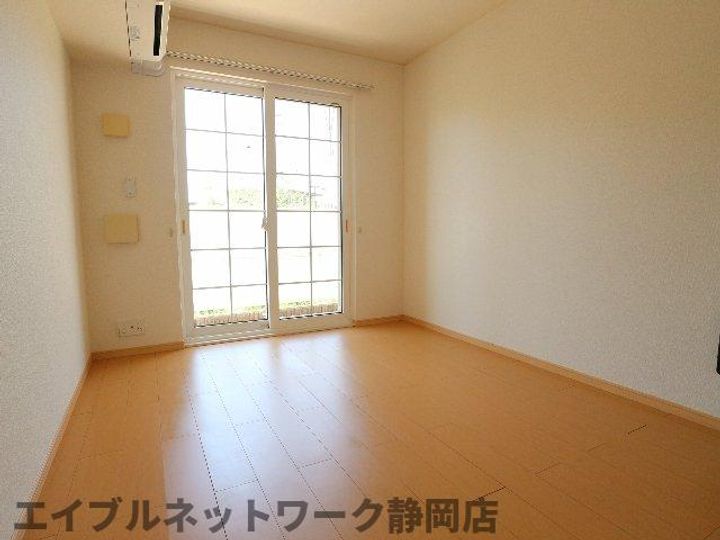 静岡県静岡市葵区上足洗4丁目(アパート)の賃貸物件の居間