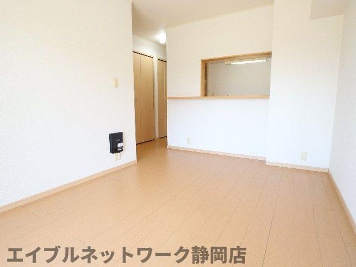 静岡県静岡市葵区上足洗4丁目(アパート)の賃貸物件の居間
