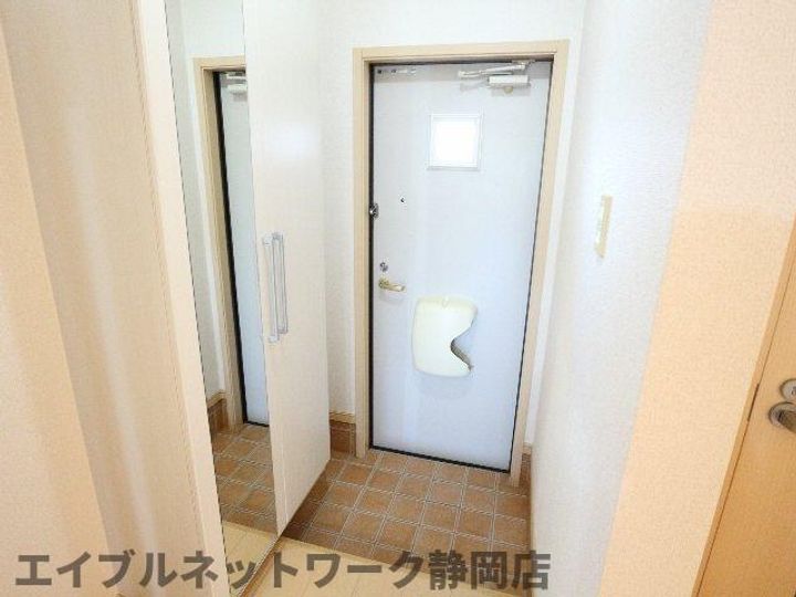 静岡県静岡市葵区上足洗4丁目(アパート)の賃貸物件の玄関