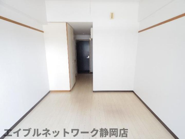 静岡県静岡市葵区川辺町2丁目(マンション)の賃貸物件の居間